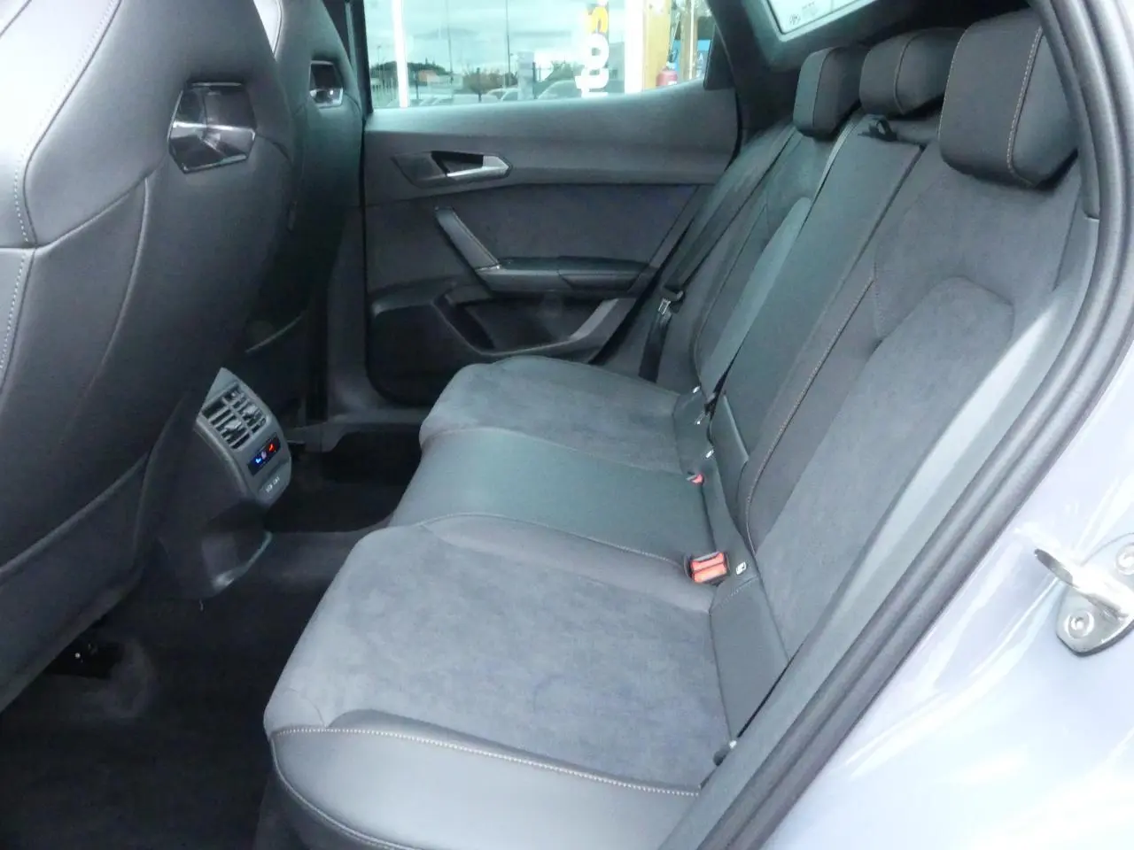 Banquette arrière en suédine noire avec surpiqûres cuivrées du CUPRA Formentor gris Graphene, vue côté gauche porte ouverte.