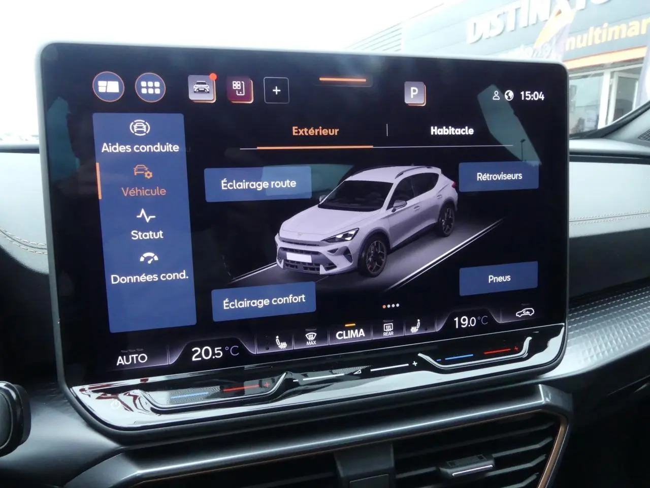 Écran tactile affichant une vue 3/4 avant d'un CUPRA Formentor gris Graphène dans l'habitacle du véhicule.