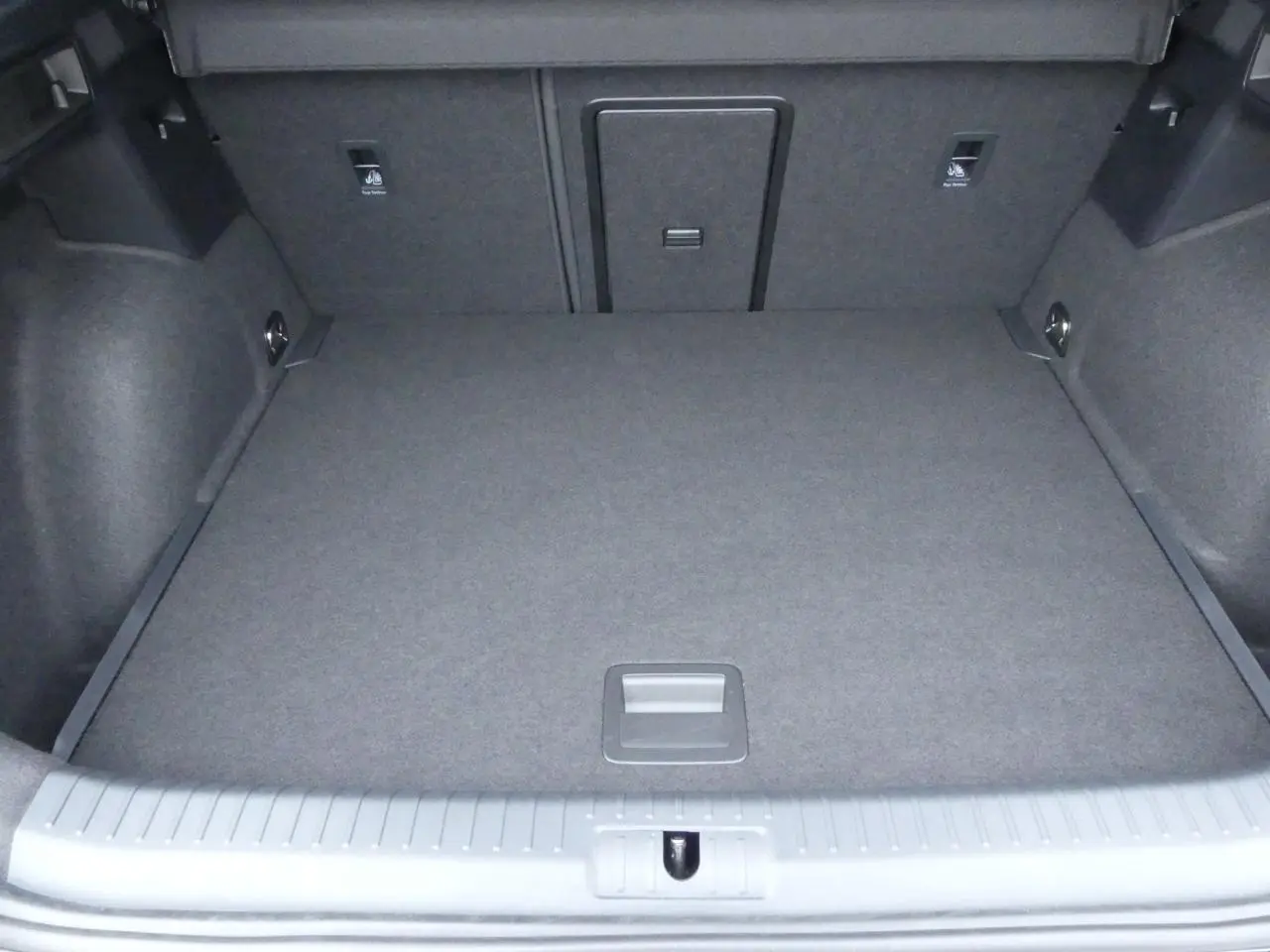 Coffre spacieux vu de face du CUPRA Formentor gris Graphène, avec plancher plat et habillage intérieur sombre.