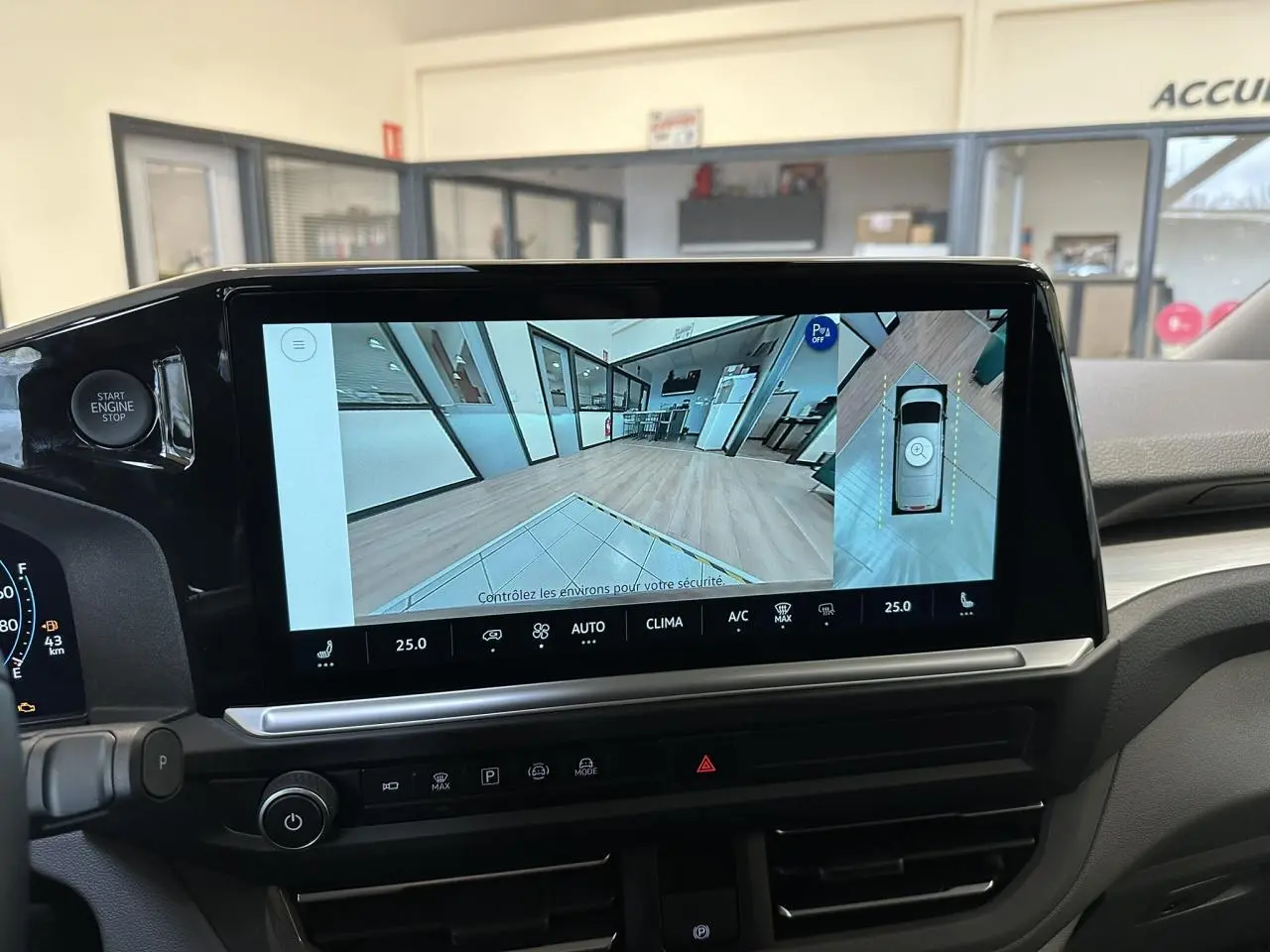 Vue intérieure du tableau de bord du Volkswagen Transporter T7 noir, écran tactile affichant la caméra 360° en mode stationnement.