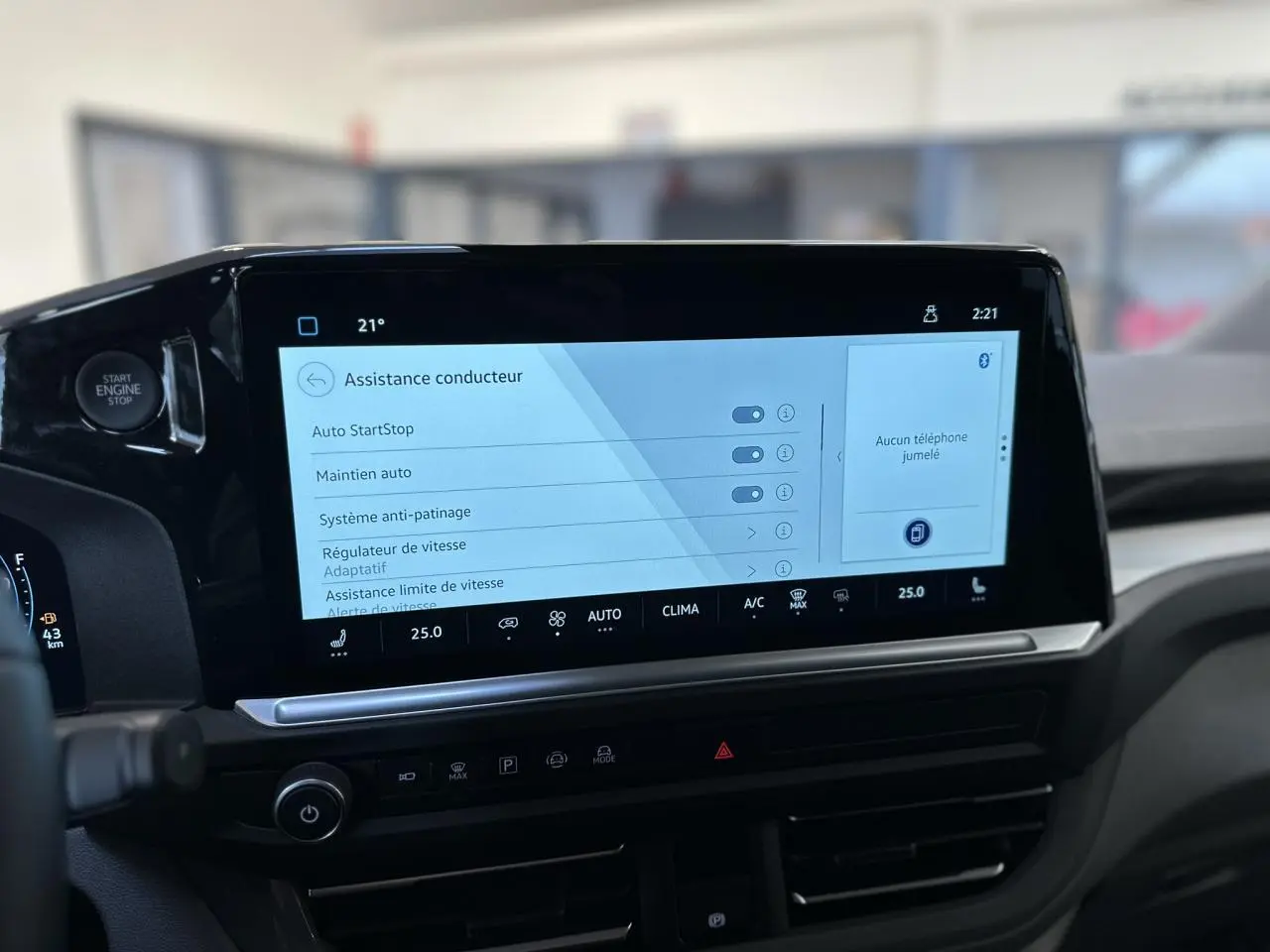 Vue rapprochée de l'écran tactile central du Volkswagen Transporter T7 noir, affichant les options d'assistance conducteur.