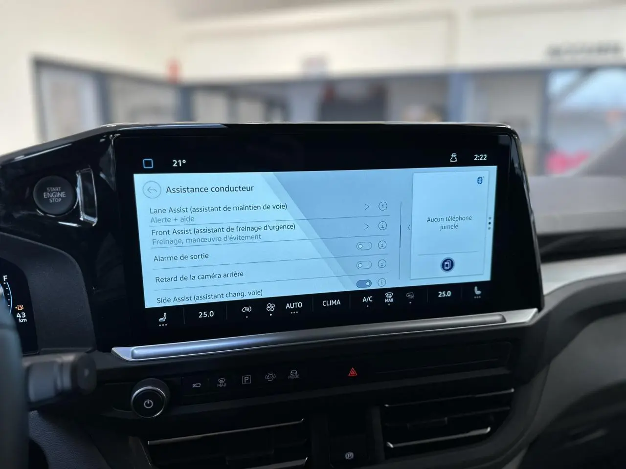 Vue intérieure du tableau de bord du Volkswagen Transporter T7 noir, écran tactile affichant les aides à la conduite.