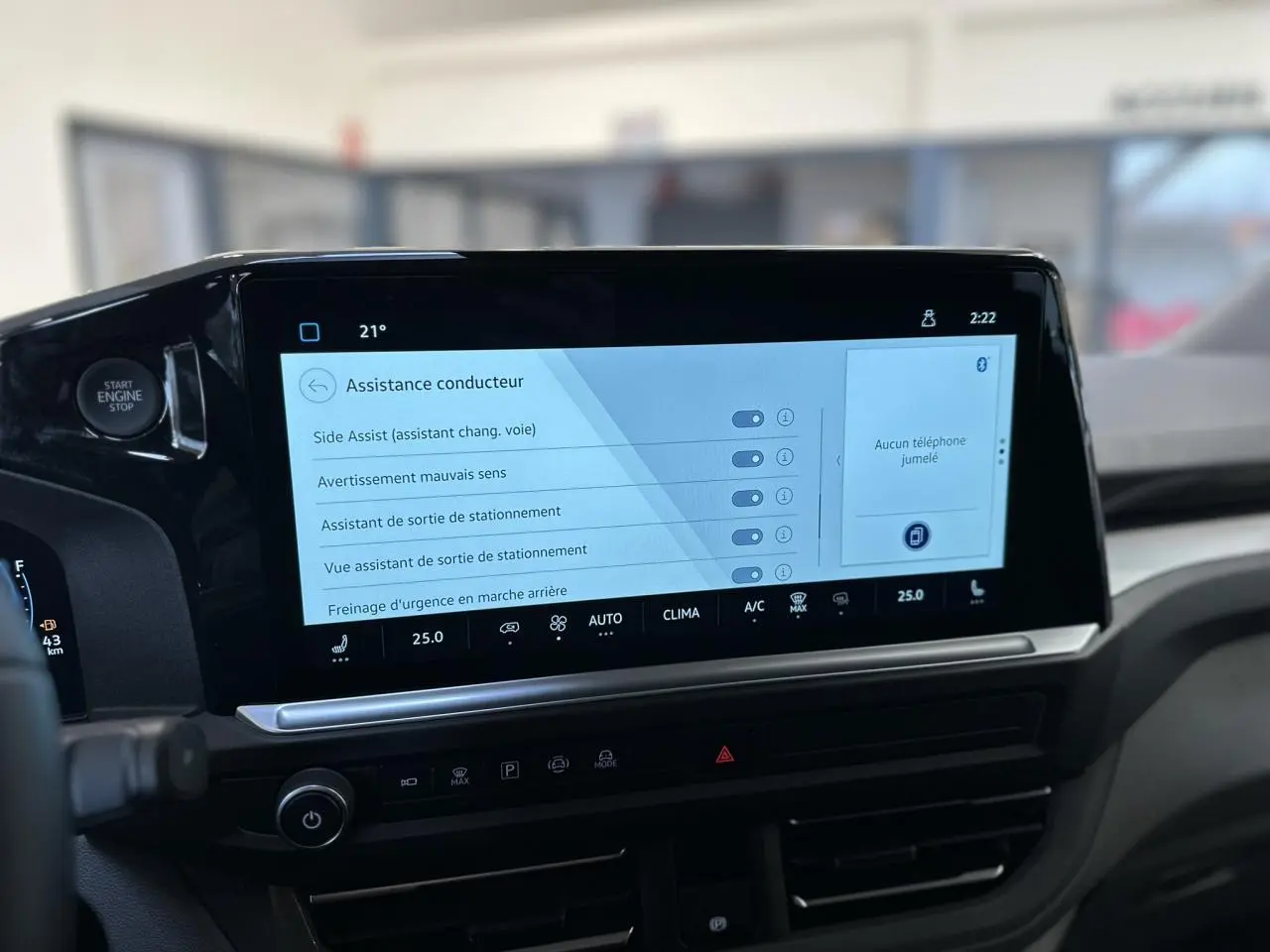 Vue intérieure du tableau de bord du Volkswagen Transporter T7 avec écran tactile affichant les aides à la conduite.