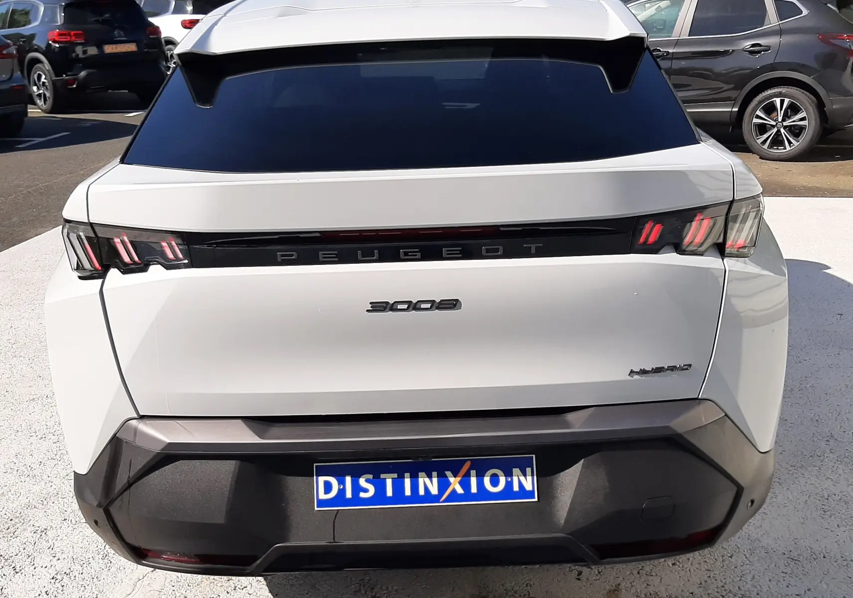 Vue arrière d'un Peugeot 3008 blanc Okenite 2024 avec feux LED et logo distinctif sur le hayon.