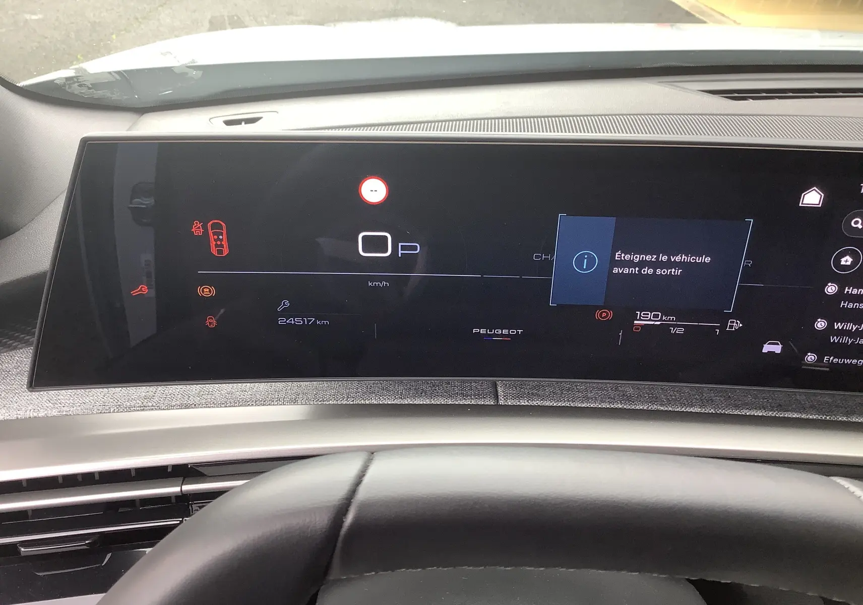 Vue intérieure du tableau de bord numérique du Peugeot 3008 Hybrid 2024, affichant un message d'arrêt du véhicule.