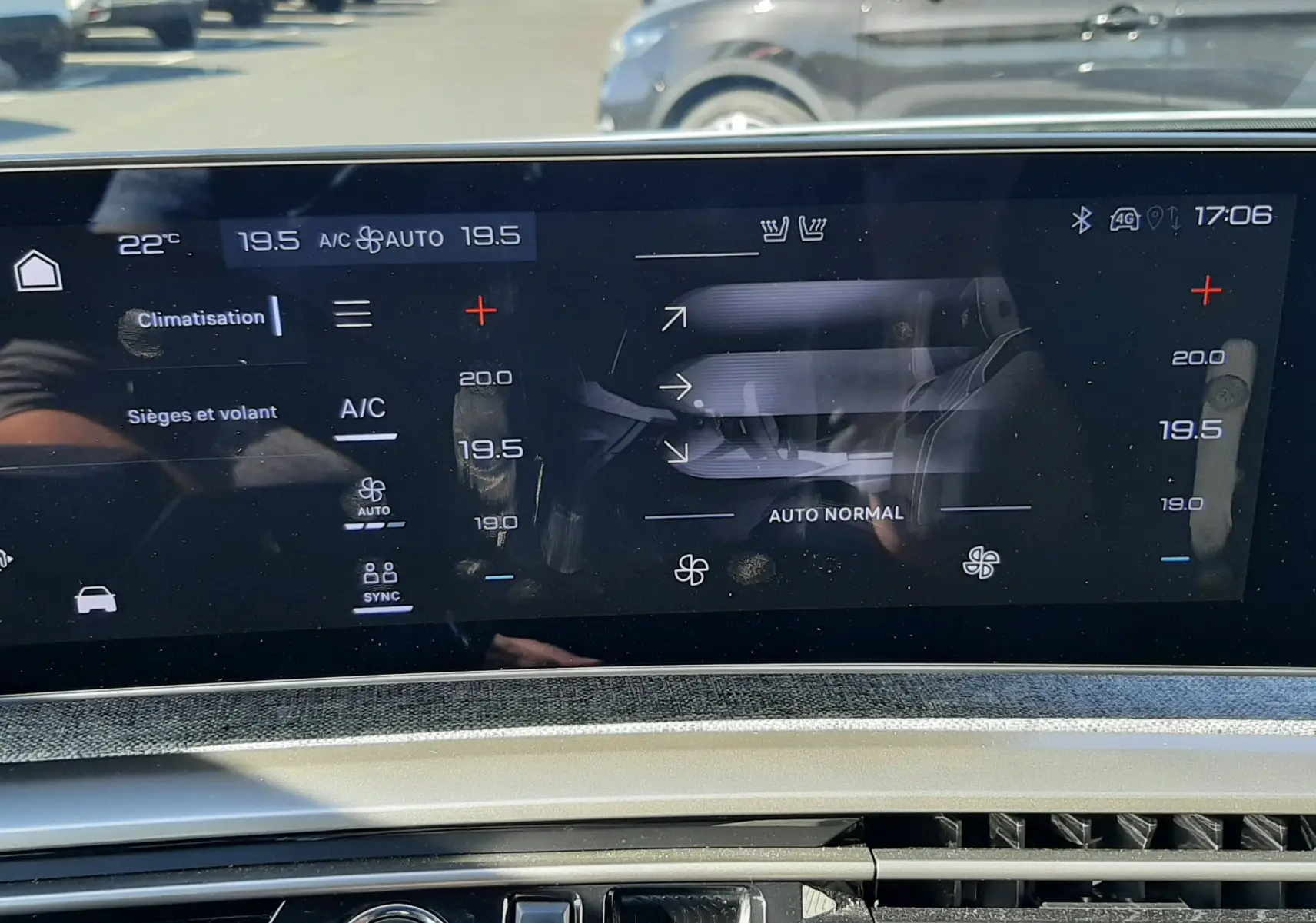 Vue rapprochée de l’écran tactile de climatisation et de la console centrale du Peugeot 3008 blanc Okenite 2024.