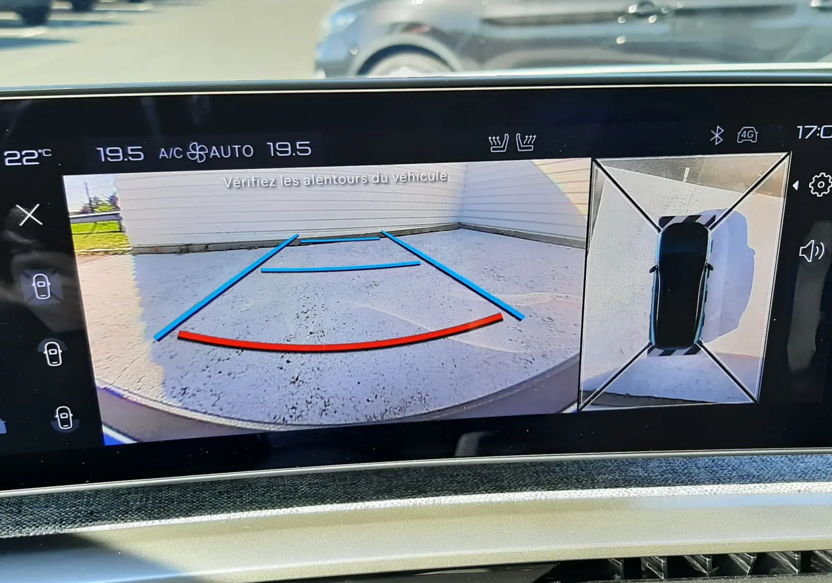 Affichage de la caméra de recul et vue 360° sur l'écran du Peugeot 3008 blanc Okenite, tableau de bord intérieur visible.