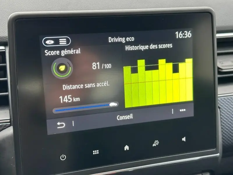 Écran tactile intérieur du Renault Arkana 2025 montrant le score eco et l'historique des scores de conduite.