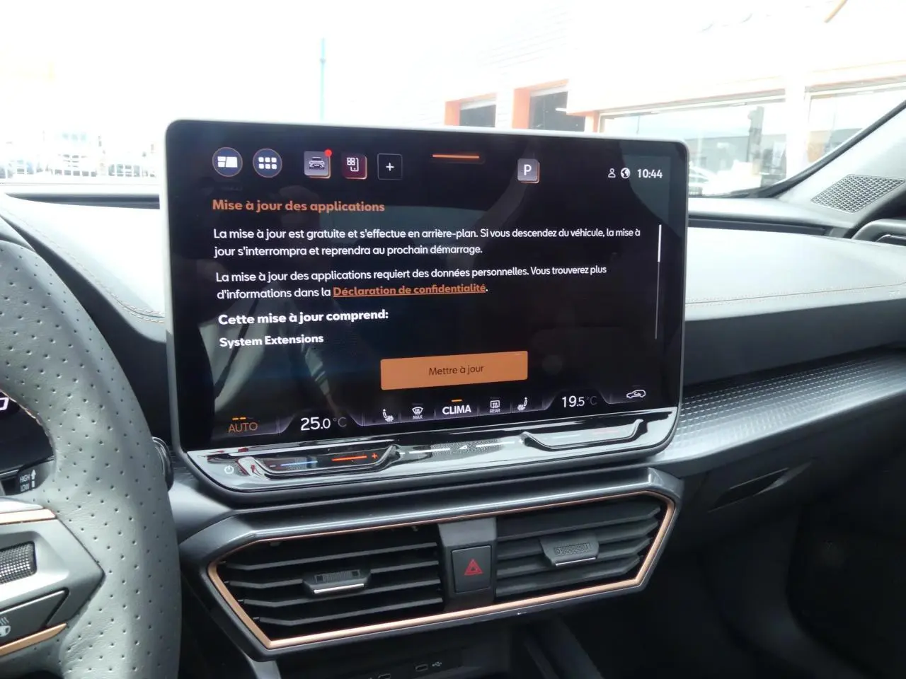 Intérieur du CUPRA Formentor 2025 montrant l'écran tactile central et la finition noire avec surpiqûres cuivrées.