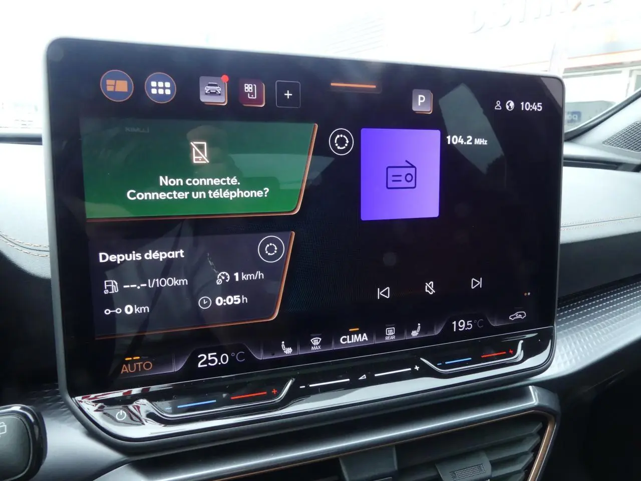 Écran tactile HD 12,9'' du système d'info-divertissement du CUPRA Formentor 2025, affichage radio et climatisation.