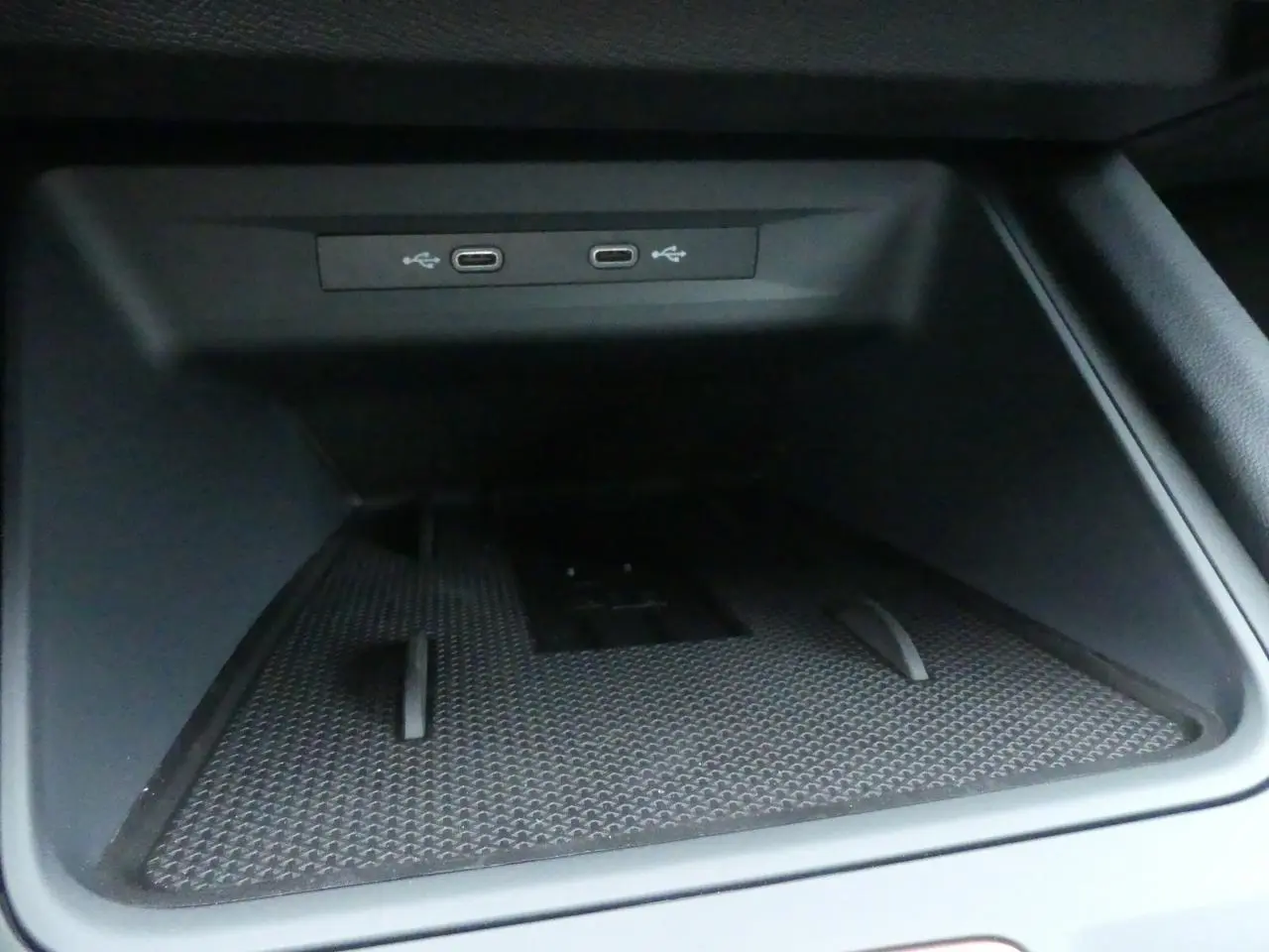 Rangement central avec deux ports USB-C dans l'habitacle du CUPRA Formentor gris Graphene 2025