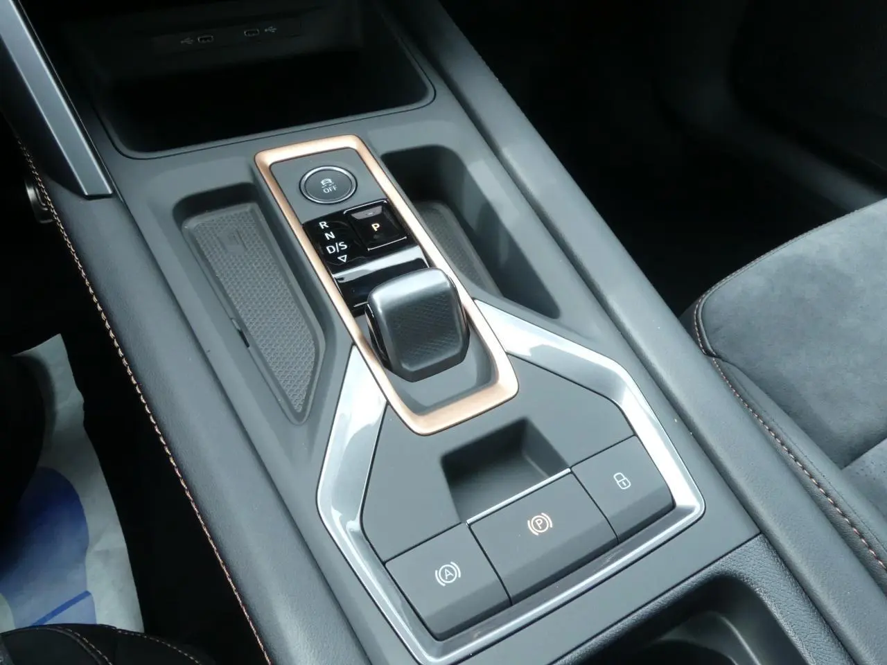 Gros plan sur la console centrale grise avec levier de vitesses et surpiqûres cuivrées du CUPRA Formentor gris Graphene 2025