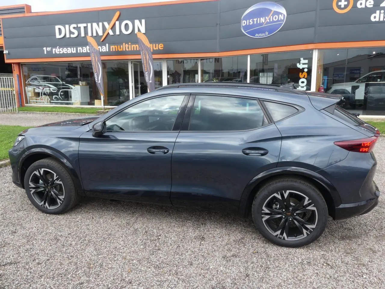 Profil côté gauche d'un CUPRA Formentor gris Graphene 2025 avec jantes alliage 18'' et toit panoramique noir.