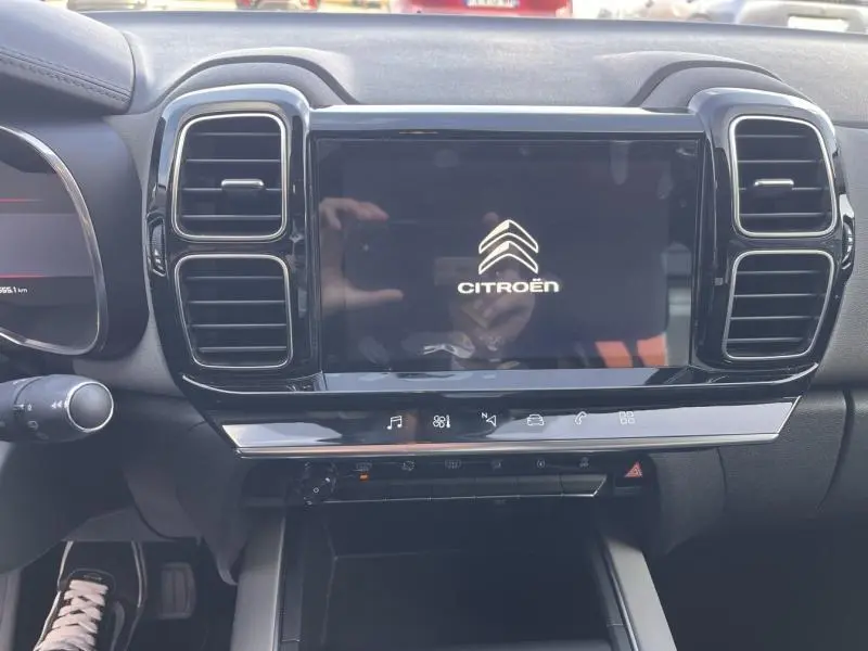 Vue intérieure centrée sur l'écran tactile du tableau de bord du Citroën C5 Aircross avec aérateurs noirs encadrants.