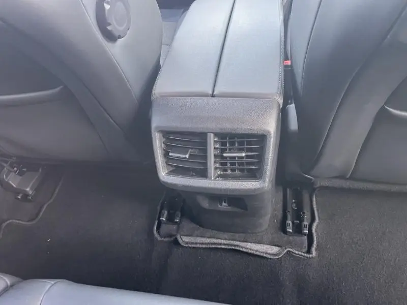 Détail de la console centrale arrière avec aérateurs, entre les sièges noirs du Citroën C5 Aircross gris Platinium.