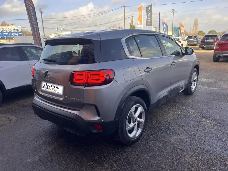 Vue 3/4 arrière droite d'un Citroën C5 Aircross gris Platinium avec feux arrière LED et jantes alliage.
