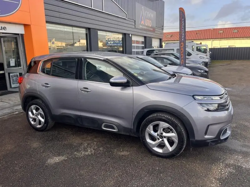 Citroën C5 Aircross gris Platinium en 3/4 avant droit, avec jantes alliage et détails noirs sur bas de caisse.