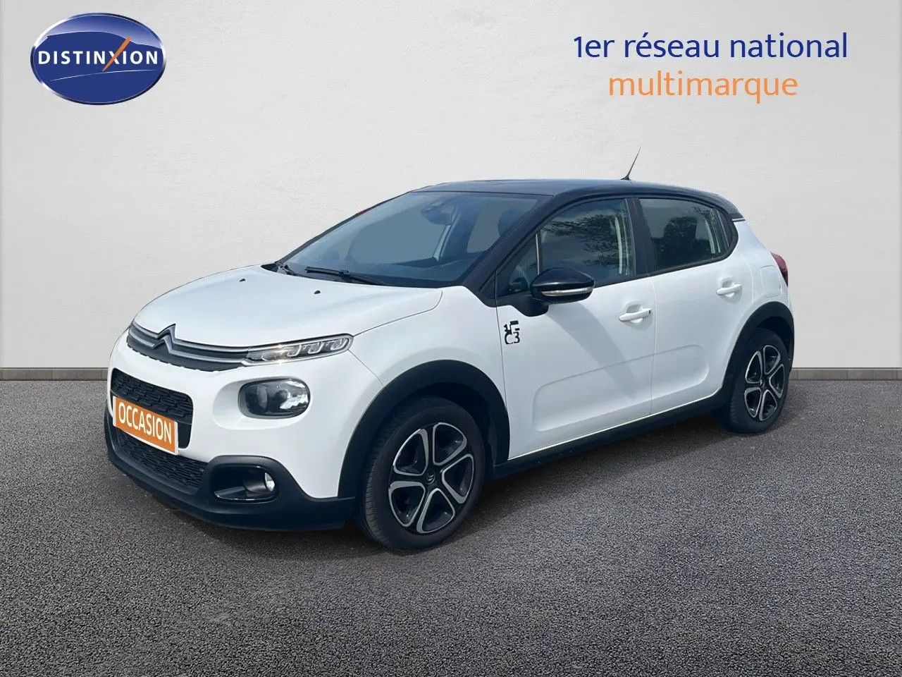 Citroën C3 blanc vue 3/4 avant droit avec toit noir et jantes distinctives, sur fond neutre.