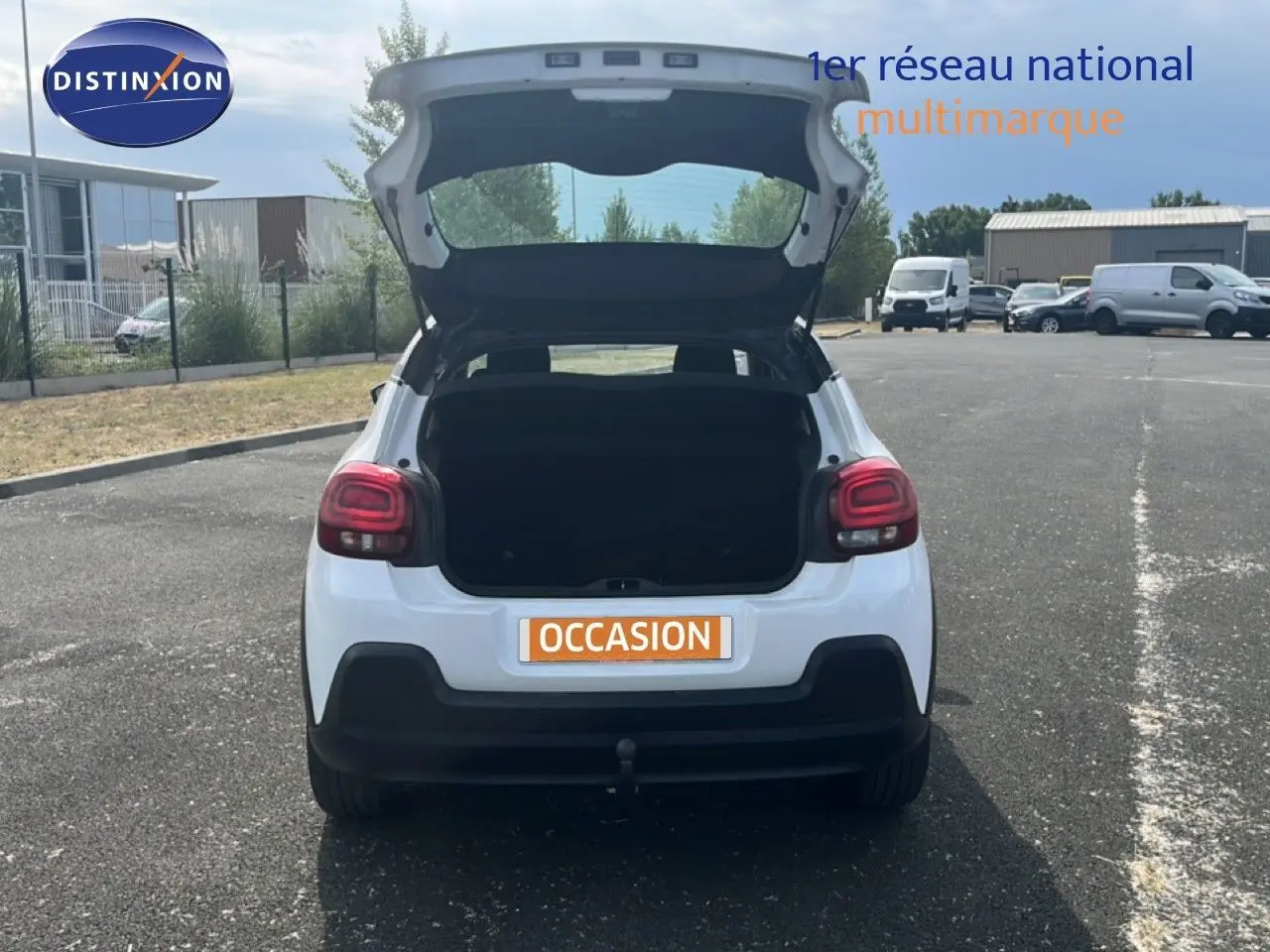 Vue arrière d'une Citroën C3 blanche de 2018 avec coffre ouvert et feux arrière LED visibles.