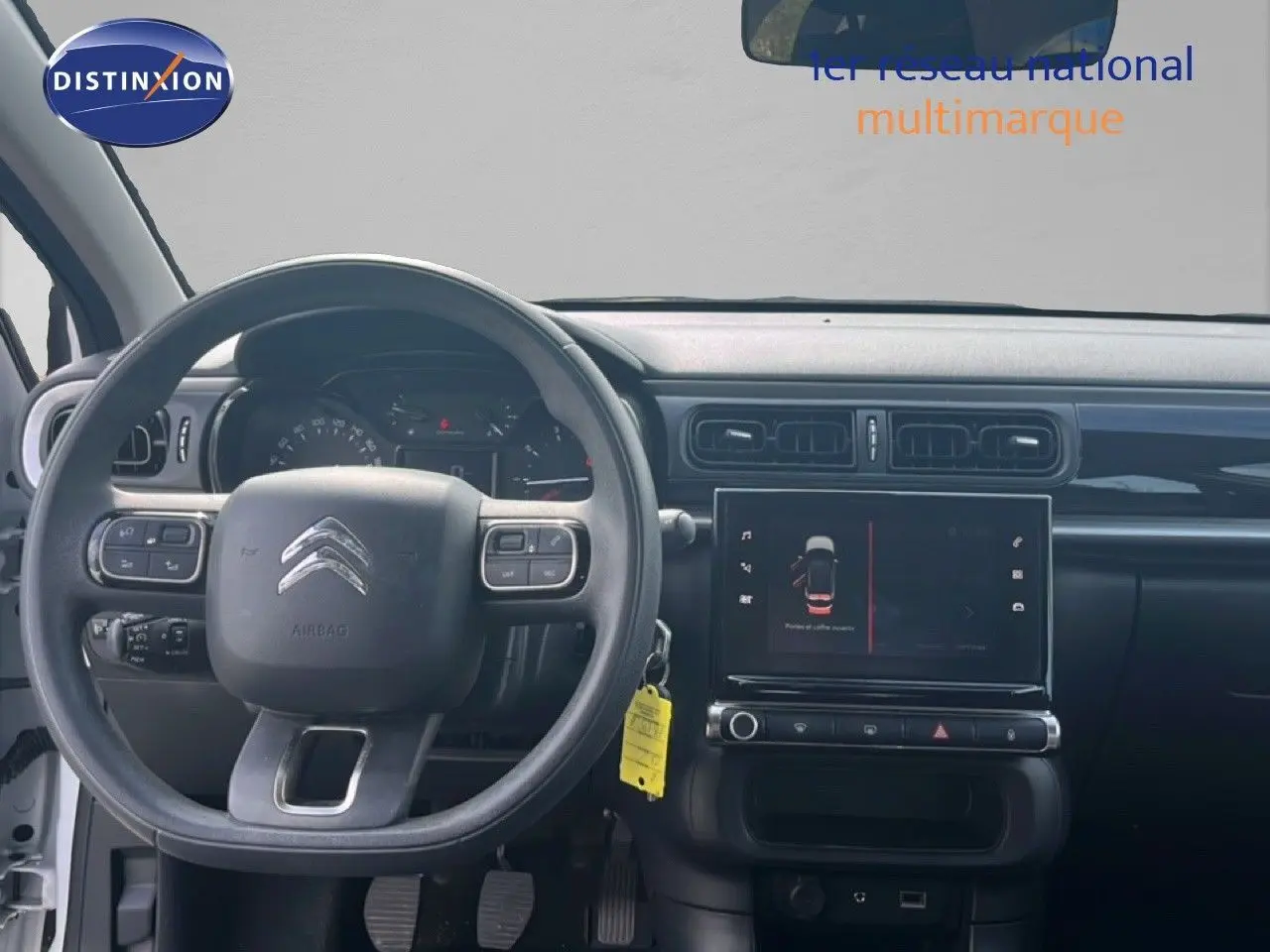 Vue intérieure centrée sur le volant et le tableau de bord de la Citroën C3 blanche, version PureTech 2018.