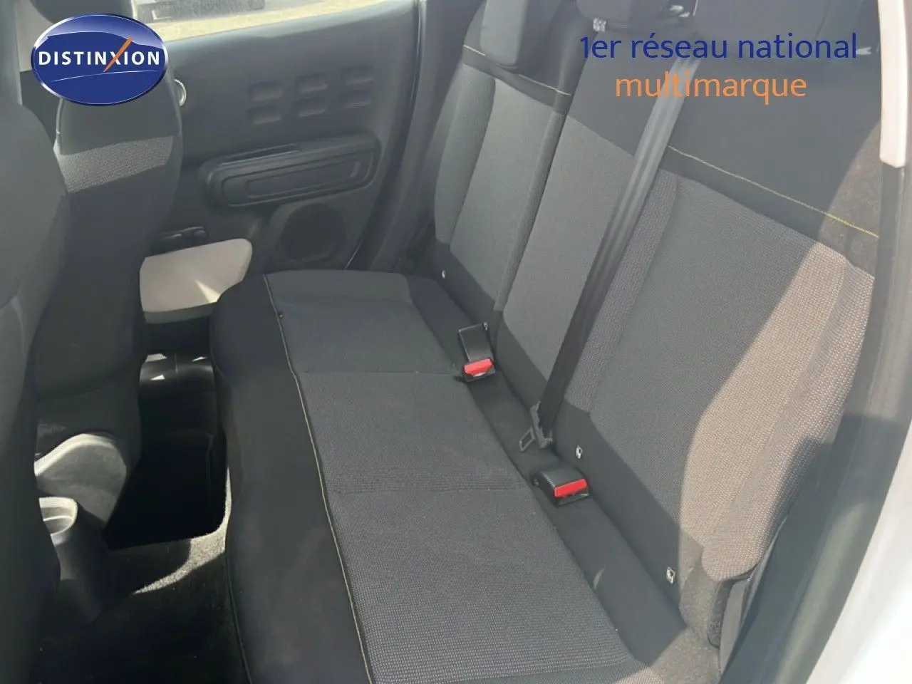 Vue intérieure des sièges arrière en tissu gris foncé de la Citroën C3 blanche, version PureTech 2018.