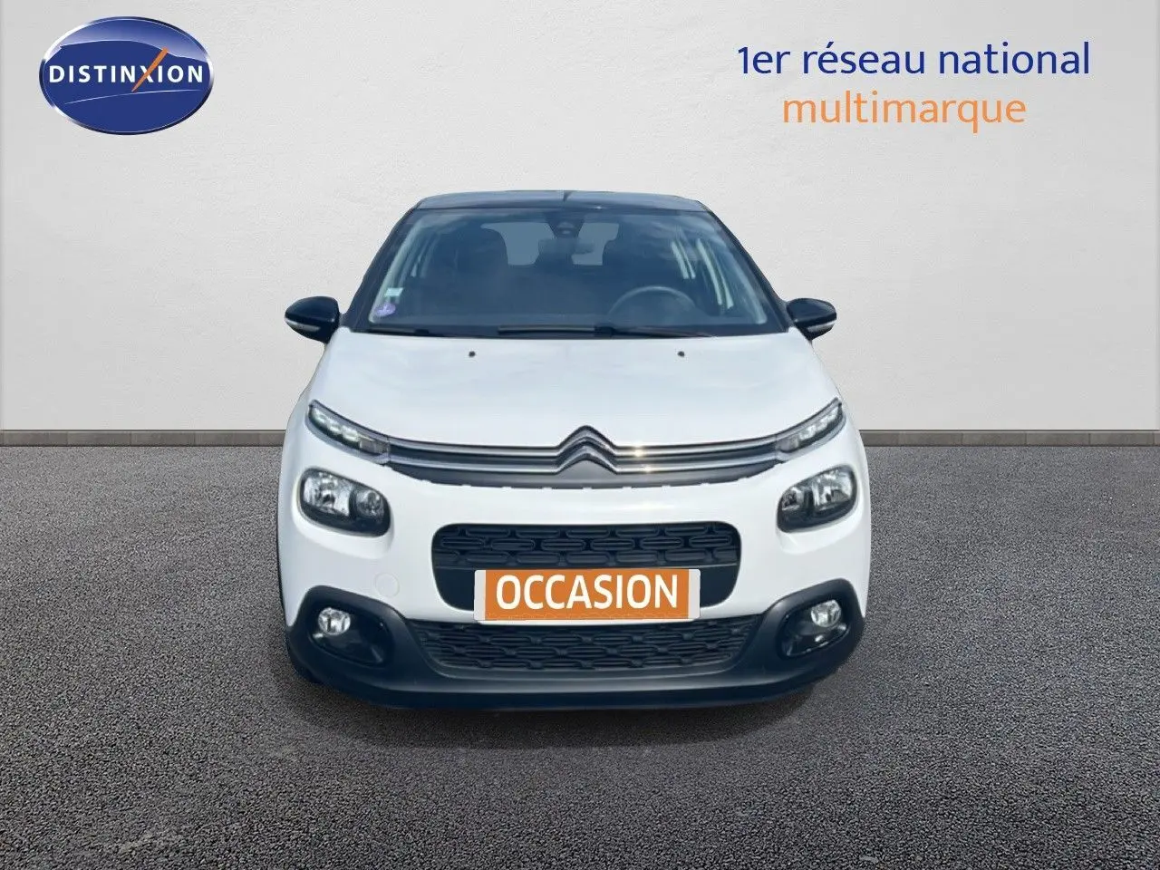 Vue avant d'une Citroën C3 blanche de 2018 avec calandre noire et phares LED, sur fond neutre.