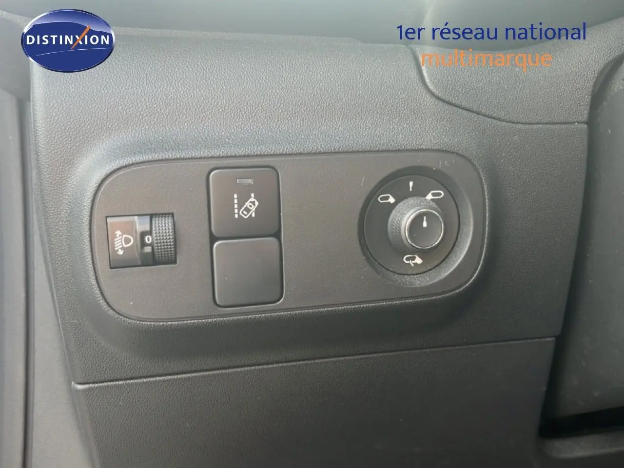 Détail des commandes de réglage des rétroviseurs et des phares sur la porte côté gauche d'une Citroën C3 blanche 2018.