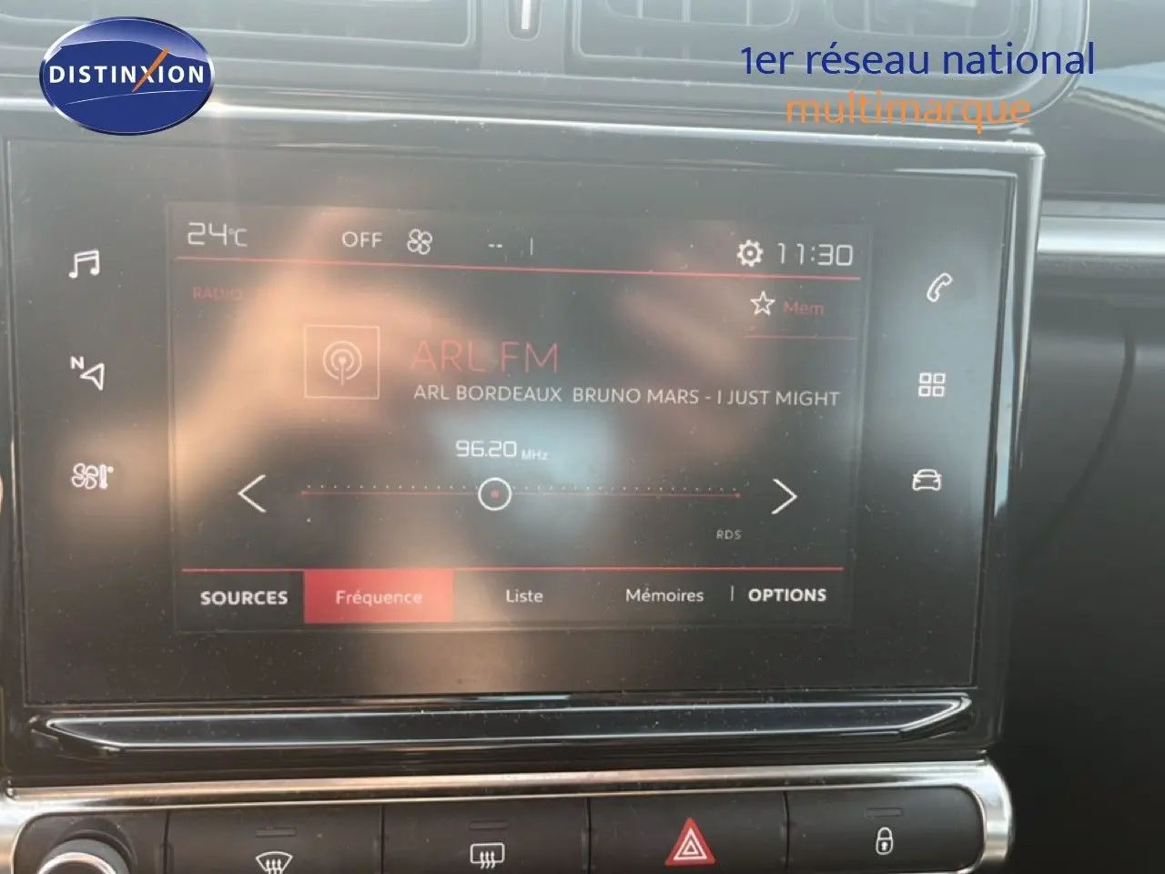 Vue rapprochée de l’écran multimédia intérieur d’une Citroën C3 blanche de 2018 affichant la radio ARL FM.