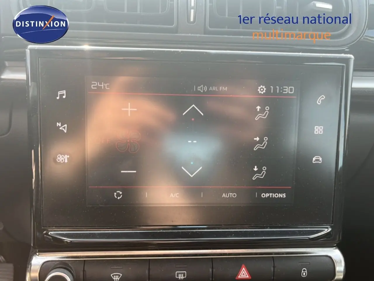 Vue rapprochée de l’écran tactile central du tableau de bord de la Citroën C3 2018, affichant les commandes de climatisation.