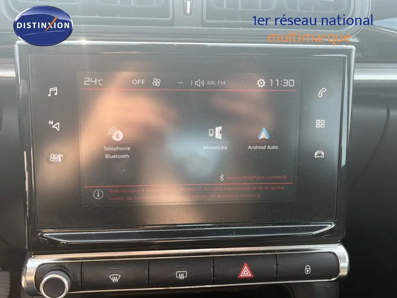 Vue intérieure centrée sur l'écran tactile du tableau de bord de la Citroën C3 blanche de 2018.