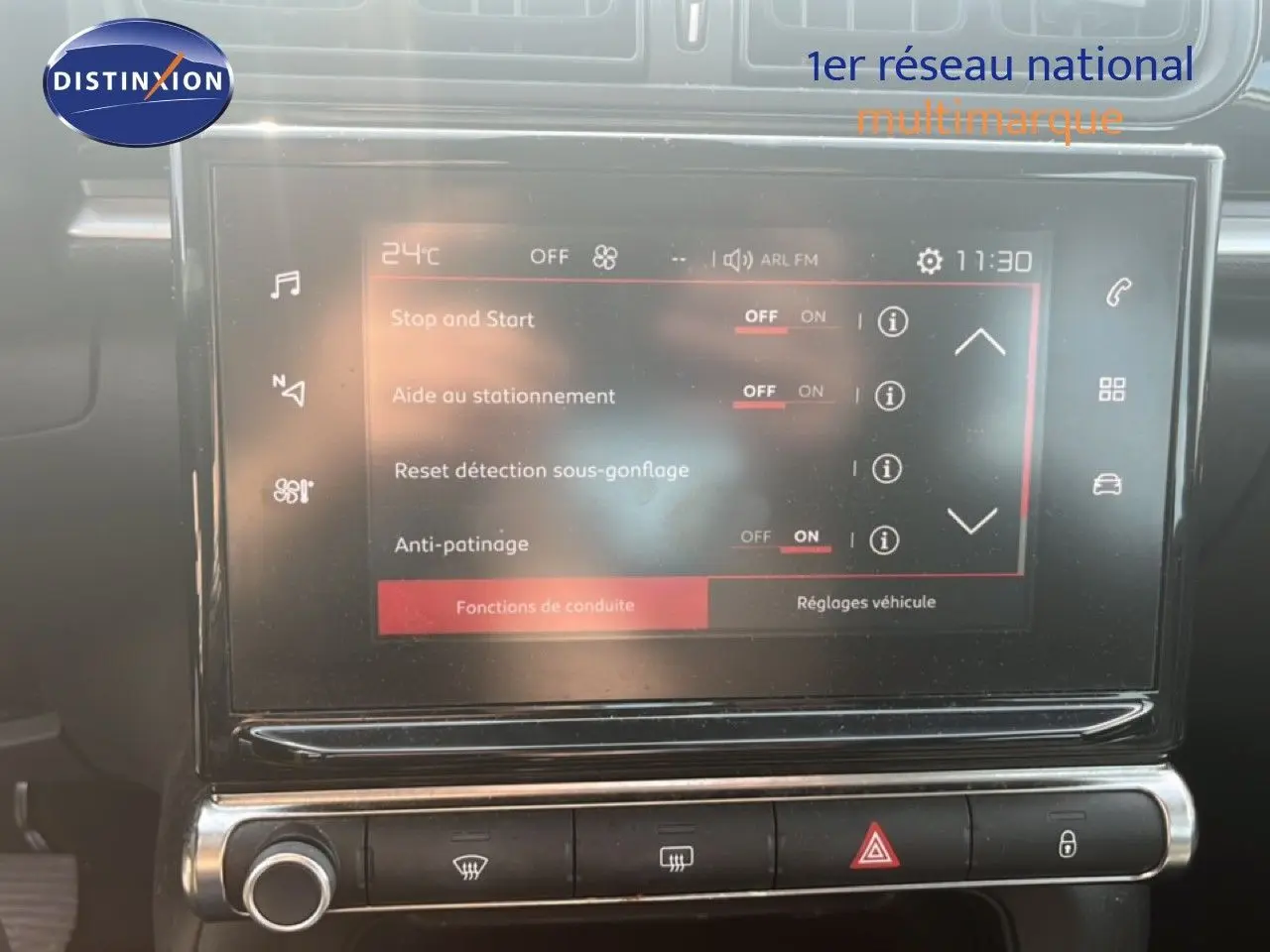 Écran tactile central de la Citroën C3 2018 blanc, affichant les réglages d’aide à la conduite et climatisation.