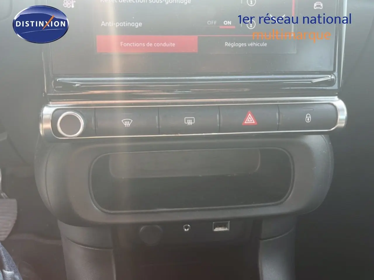 Détail de la console centrale noire de la Citroën C3 blanche 2018 avec boutons de commande et écran tactile.