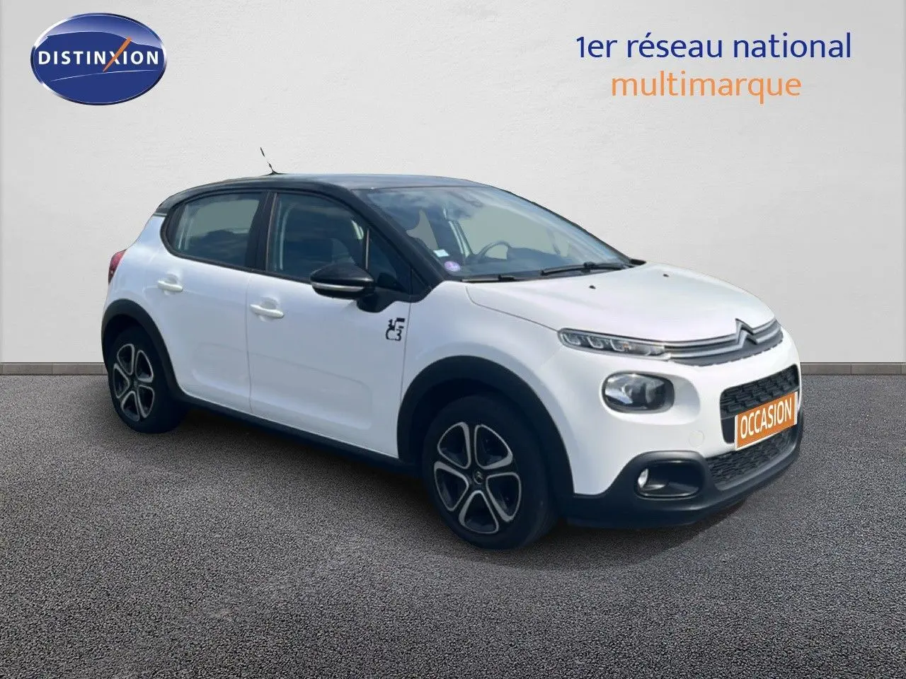 Citroën C3 blanc vue 3/4 avant droit avec toit noir et jantes distinctives, sur fond neutre.