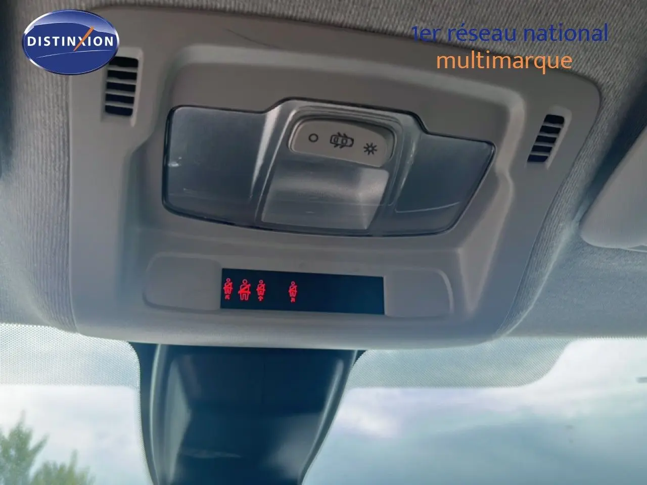 Vue intérieure du plafonnier avec commandes d’éclairage et indicateurs de ceinture sur Citroën C3 blanc 2018.