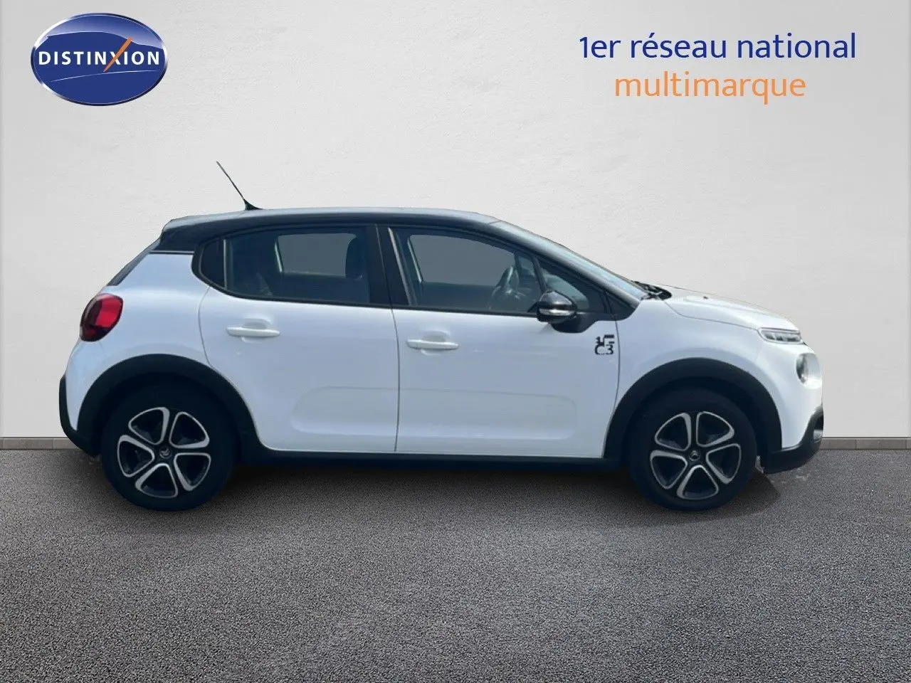 Profil droit d'une Citroën C3 blanche de 2018 avec jantes noires et toit noir contrastant.