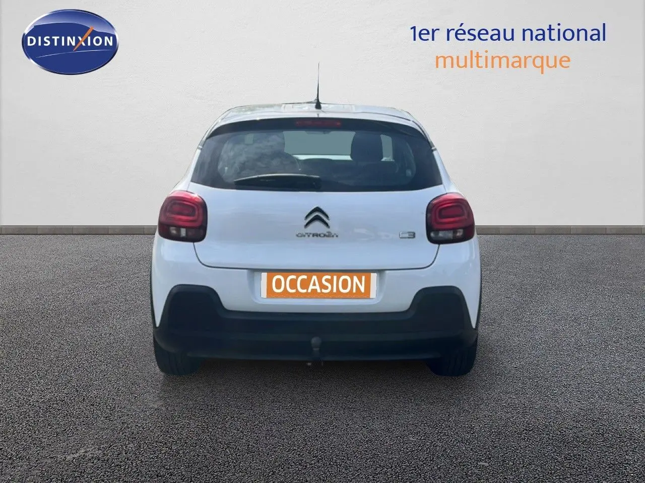 Vue arrière d'une Citroën C3 blanche de 2018 avec feux arrière rouges et plaque "OCCASION" visible.