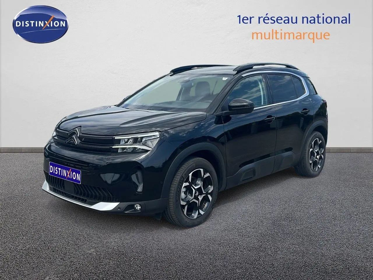 Vue 3/4 avant d'un Citroën C5 Aircross noir métal 2025 avec jantes bi-ton et détails chromés sur le bouclier.
