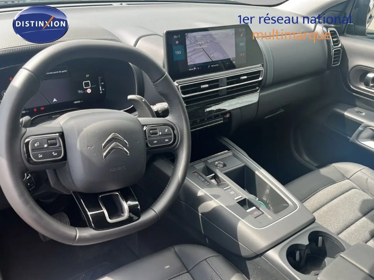 Vue intérieure avant du Citroën C5 Aircross noir métal 2025, avec tableau de bord digital et console centrale moderne.