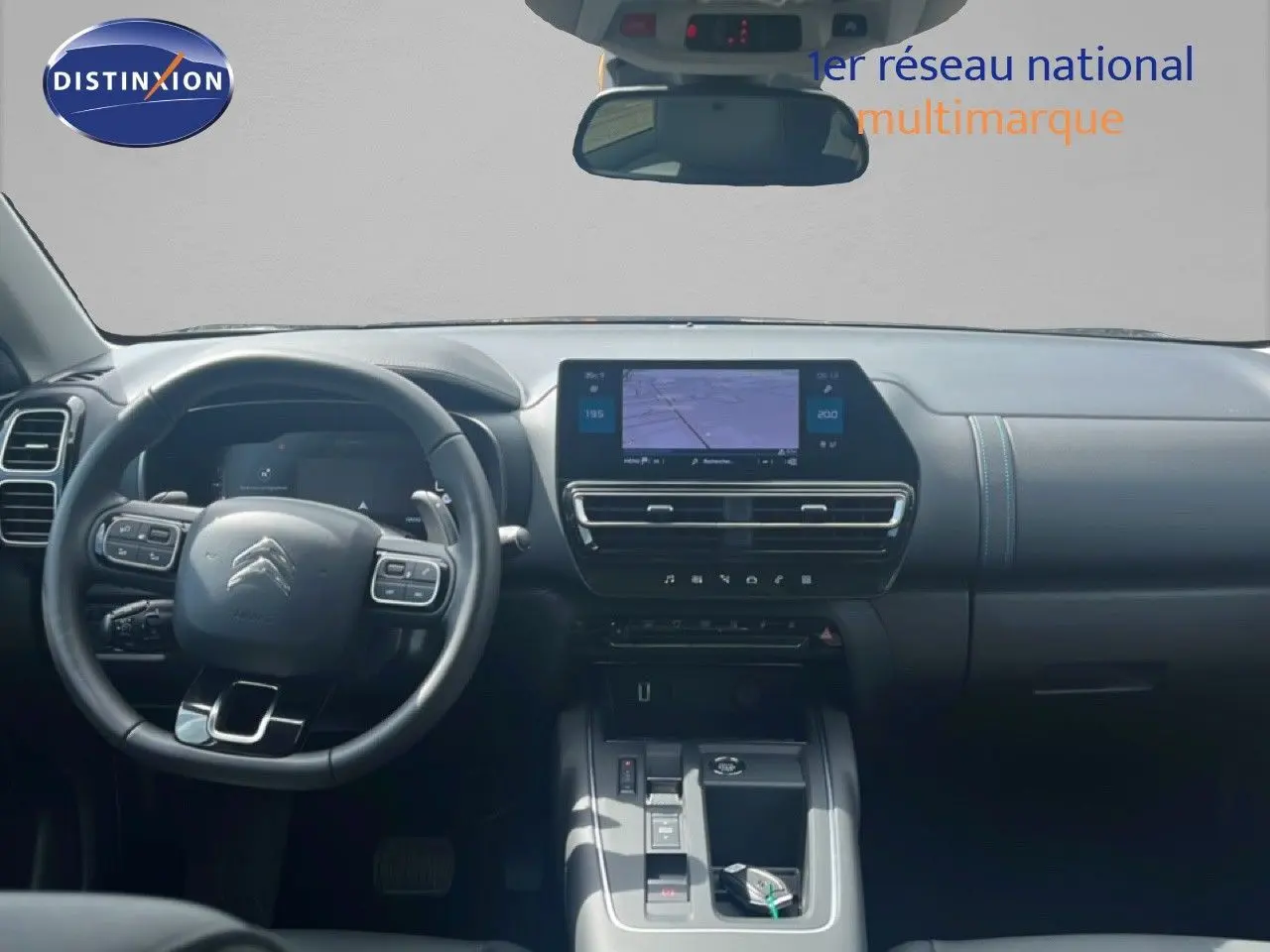 Vue intérieure du tableau de bord et volant noir du Citroën C5 Aircross 2025 hybride avec écran tactile central.