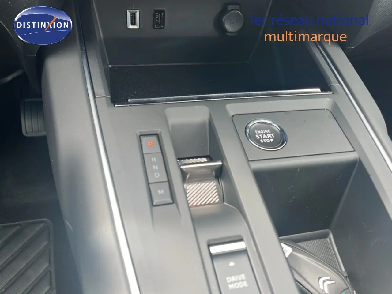 Gros plan sur la console centrale noire du Citroën C5 Aircross 2025 avec bouton start/stop et sélecteur de boîte auto.