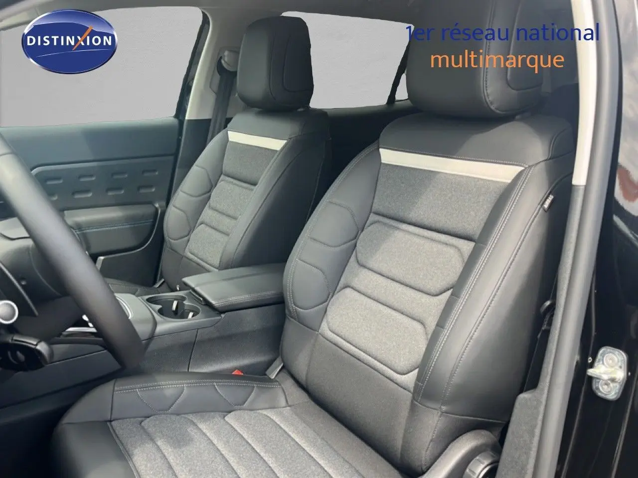 Vue intérieure côté conducteur du Citroën C5 Aircross noir métal 2025, sièges en cuir et tissu gris avec surpiqûres.