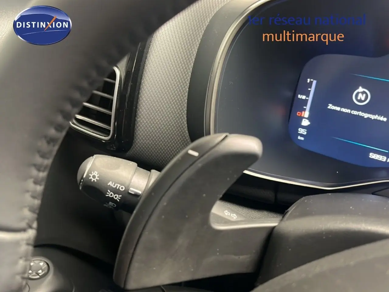 Gros plan sur la commande au volant et le tableau de bord numérique d’un Citroën C5 Aircross noir métal.