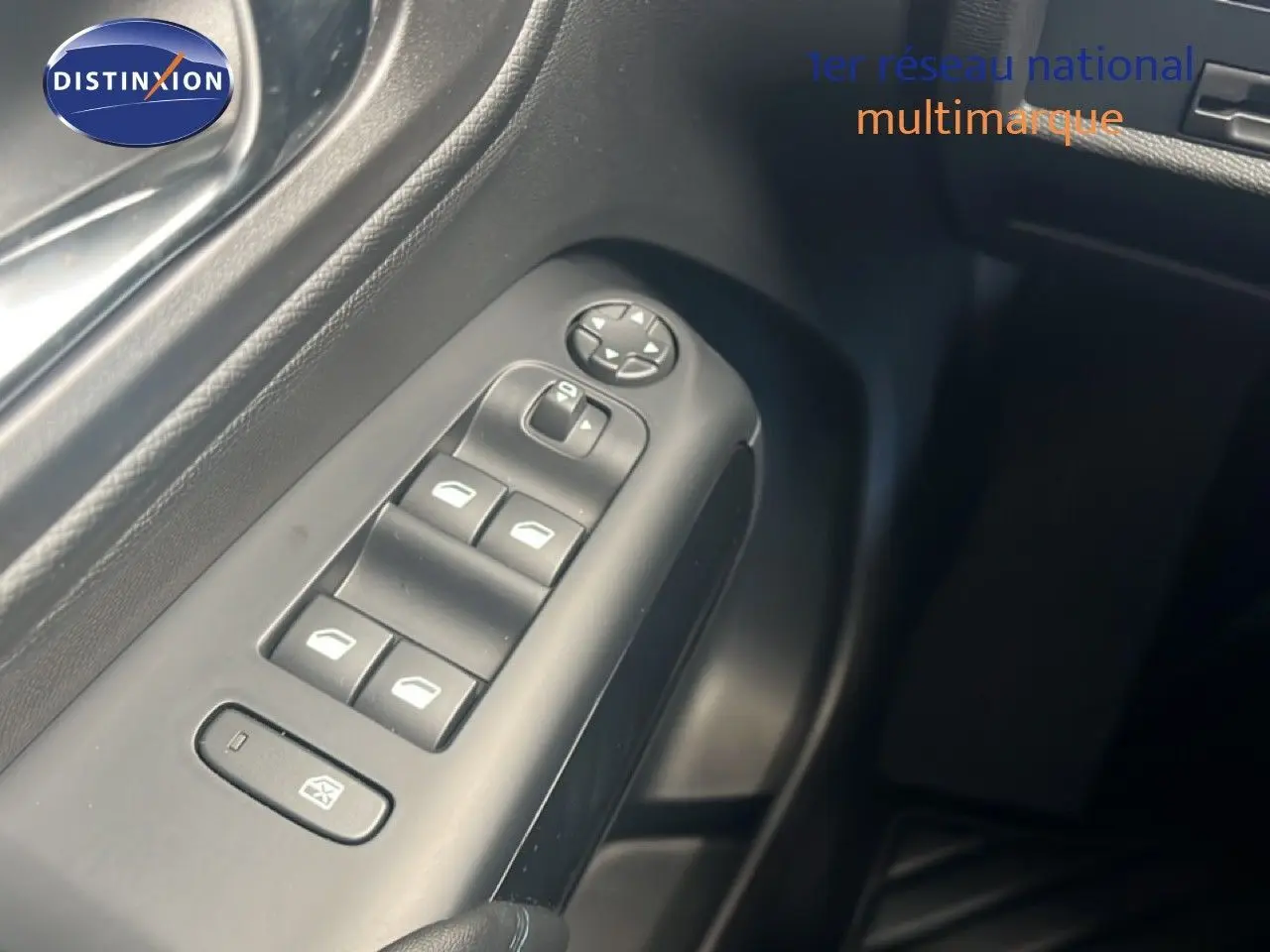 Gros plan sur les commandes des vitres électriques côté gauche d’un Citroën C5 Aircross noir métal 2025.