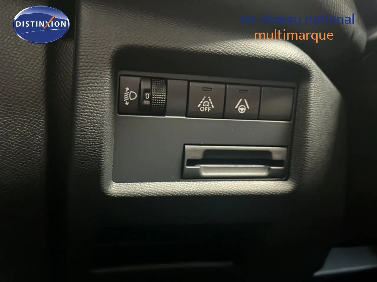 Gros plan sur les commandes de sécurité et réglage des phares du Citroën C5 Aircross noir métal, intérieur côté gauche.