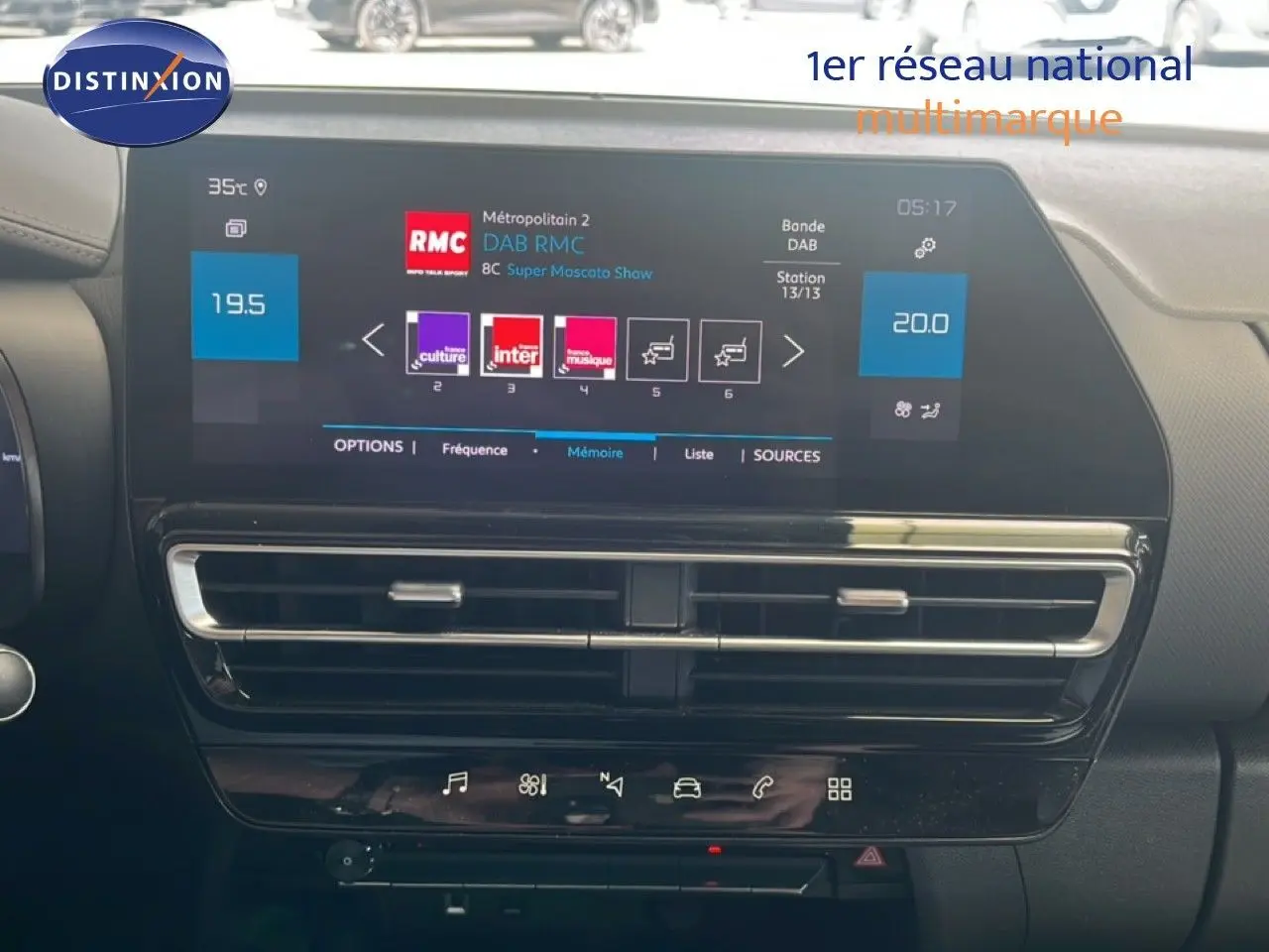 Vue intérieure du tableau de bord du Citroën C5 Aircross 2025, écran tactile affichant la radio DAB, ambiance noire.