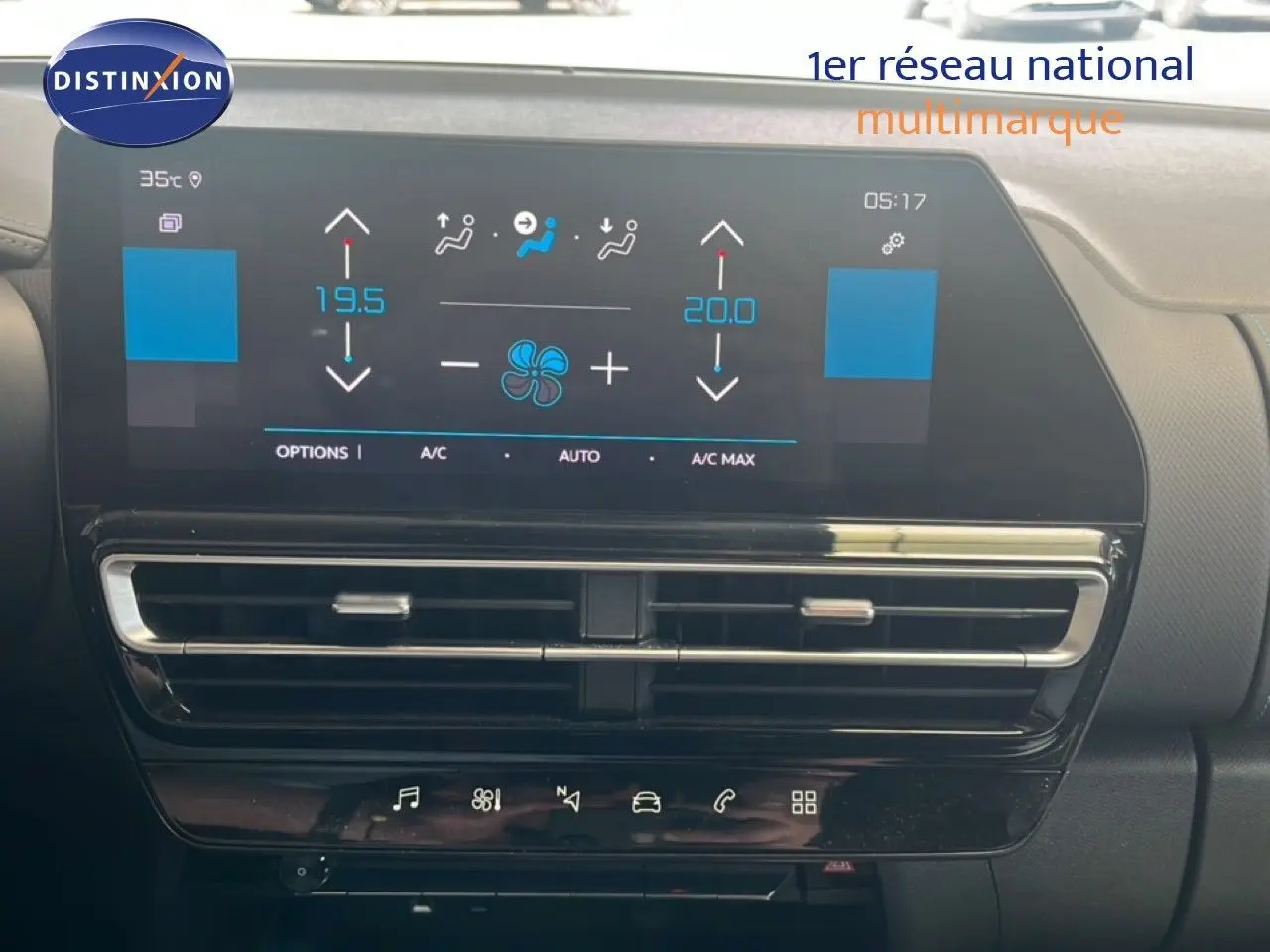 Écran tactile central du Citroën C5 Aircross noir métal 2025 montrant la climatisation automatique en fonctionnement.