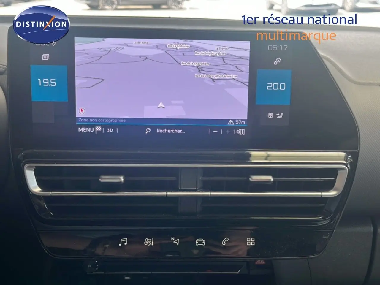 Vue rapprochée de l’écran tactile central et des aérateurs du tableau de bord noir du Citroën C5 Aircross 2025 hybride.