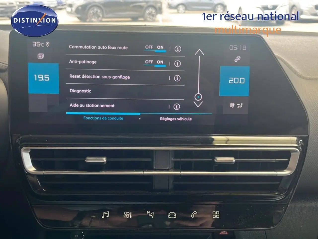 Écran tactile central affichant les réglages de conduite du Citroën C5 Aircross 1.2 hybride noir métal, vue de face intérieure.