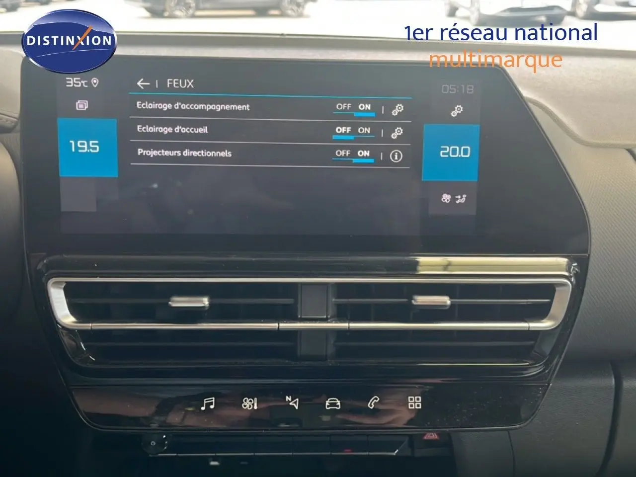Vue rapprochée de l’écran tactile et des aérateurs centraux du tableau de bord du Citroën C5 Aircross noir métal 2025.