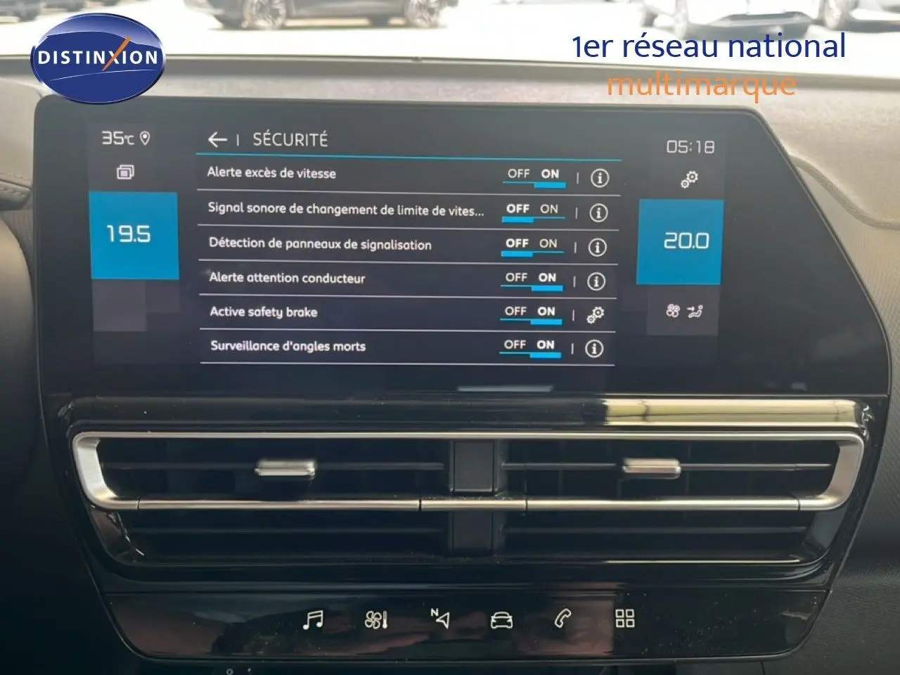 Écran tactile central affichant les options de sécurité du Citroën C5 Aircross noir métal, vue intérieure frontale.